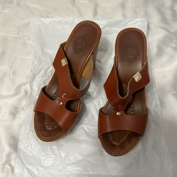 Brown platform Dutch style sandal 8 - Picture 2 of 9